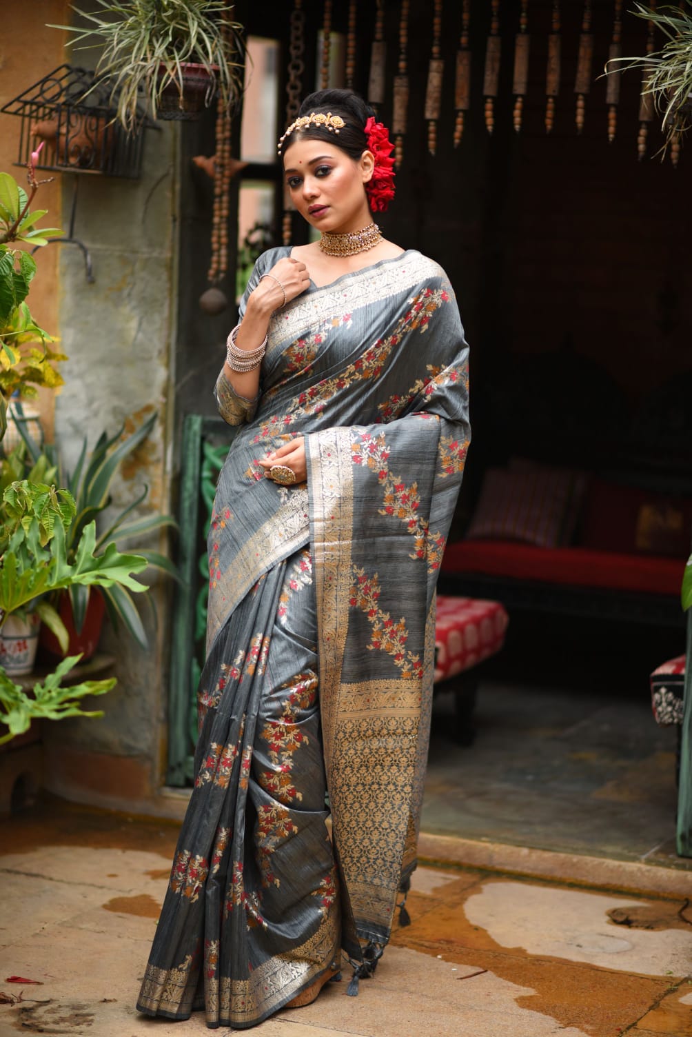 THIS JAMDANI WILL ADD A ROYAL ESSENCE TO THE WARDROBE