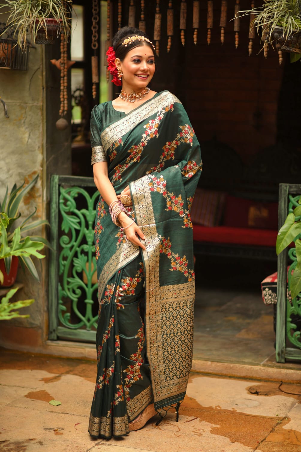 THIS JAMDANI WILL ADD A ROYAL ESSENCE TO THE WARDROBE