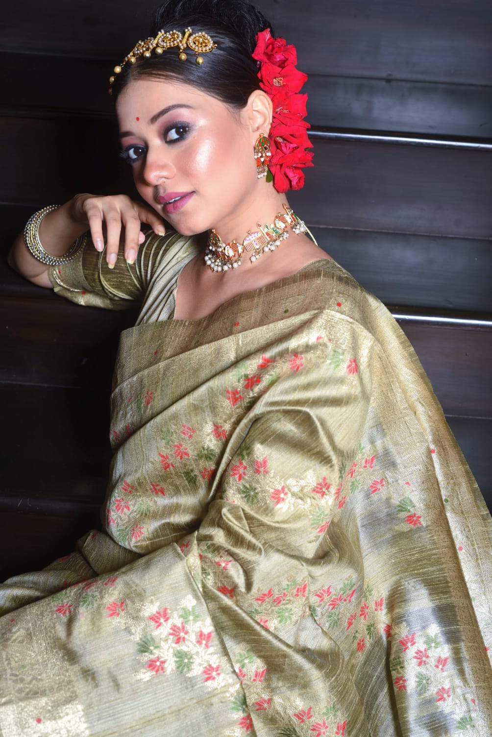 THIS JAMDANI WILL ADD A ROYAL ESSENCE TO THE WARDROBE